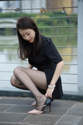 [IESS异思趣向] 丝享家953 小婕 桥上的美女